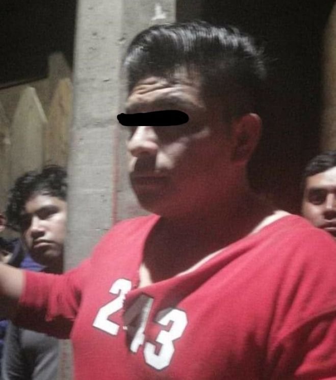 Sujeto arrolla a una mujer con su automóvil