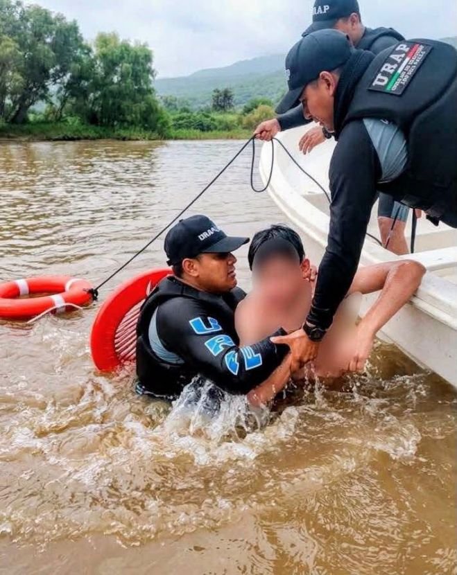 Elementos de la URAP evitaron que dos jóvenes fueran arrastrados por la corriente en Chiapa de Corzo.