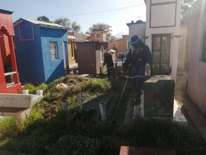 Realizan limpieza en el Panteón Municipal previo al Día de Muertos