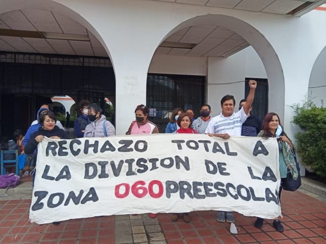 MAESTROS SE MANIFIESTAN POR DIVISIÓN DE ZONA ESCOLAR