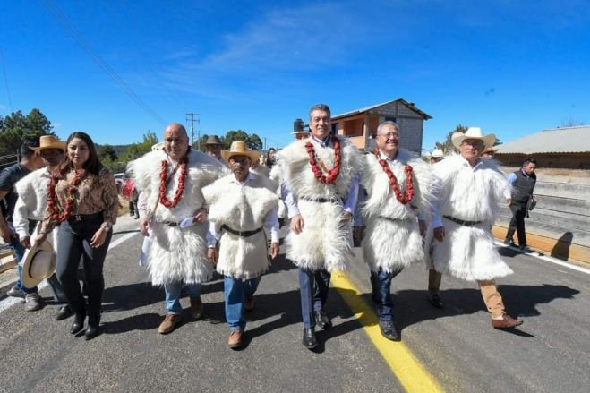 ALCALDE MDO ACOMPAÑA AL GOBERNADOR DEL ESTADO A LA INAUGURACIÓN DEL CAMINO EJIDO ARCOTETE