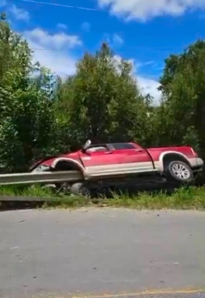 Camioneta se incrusta contra barra de contención en libramiento de Comitán
