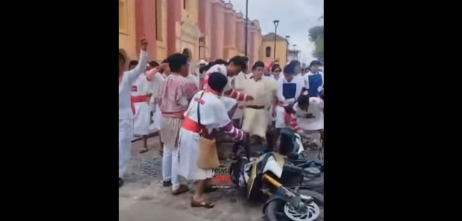 Normalistas bloquean autopista y vandalizan patrulla en San Cristóbal de Las Casas