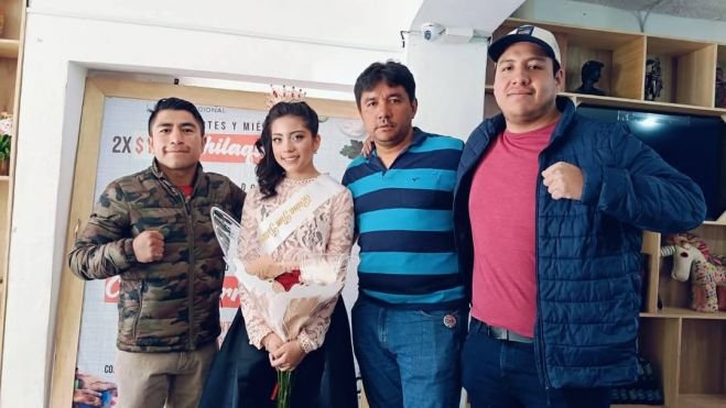Coronan a Alejandra I, como reina team del Club Travieso
