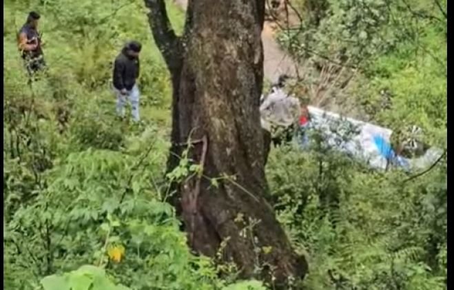 Volcadura de taxi deja tres lesionados en Cruzt&oacute;n