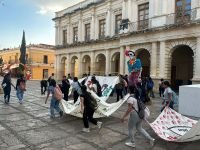 Alrededor de 200 normalistas de la Jacinto Canek participaron en una movilizaci&oacute;n para exigir justicia por el caso Ayotzinapa.