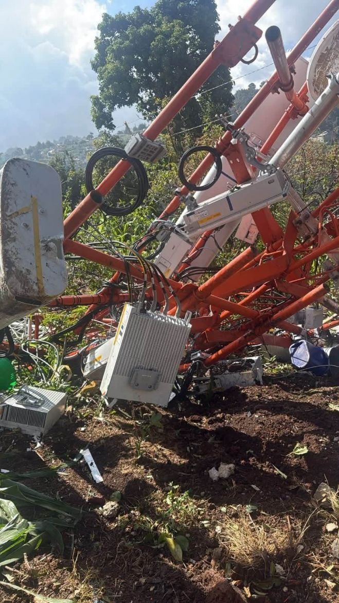 Vientos fuertes derriban antena y dañan viviendas en Zinacantán