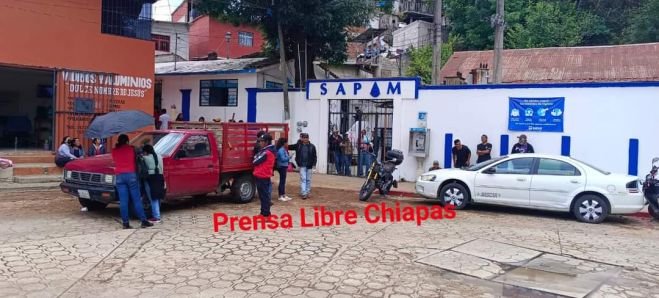 Bloquean calle para exigir agua potable en tres colonias de SCLC