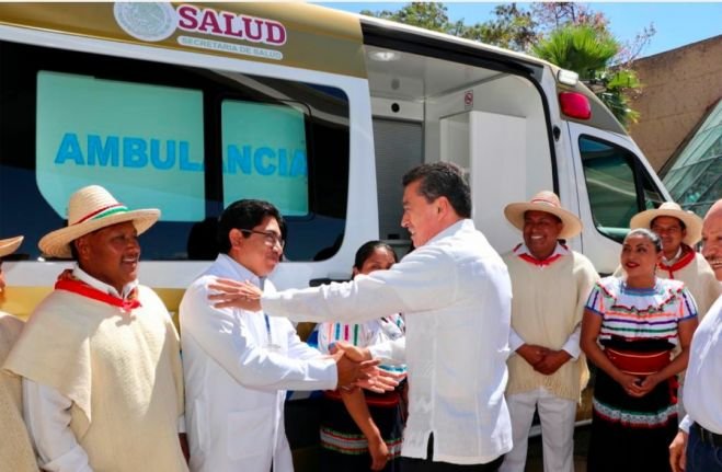 Entrega Rutilio Escand&oacute;n ambulancia equipada con tecnolog&iacute;a de punta para el municipio de Chanal