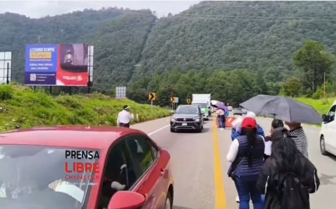 Docentes de la región Altos realizan boteo en la carretera SCLC-Tuxtla