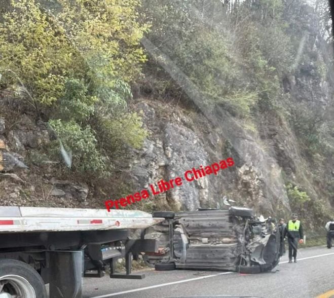 Dos lesionados deja volcadura en la de cuota