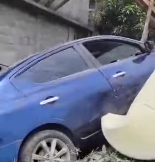 Automóvil termina dentro de una construcción en Chenalhó 