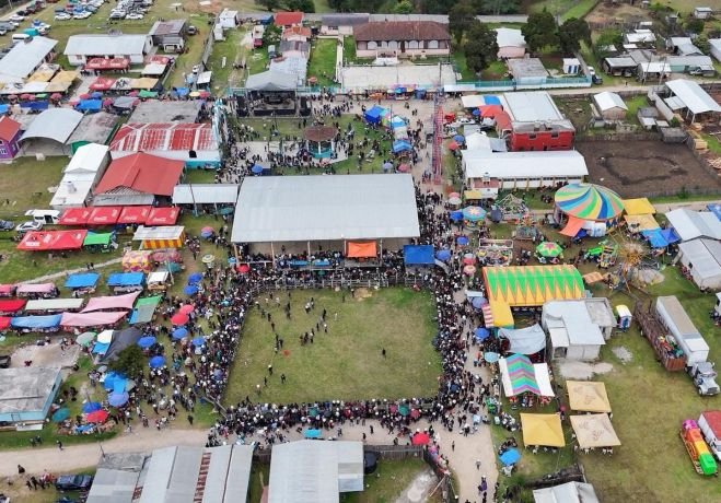 Alcaldesa fortalece cercan&iacute;a con comunidades durante festividades en Los Llanos