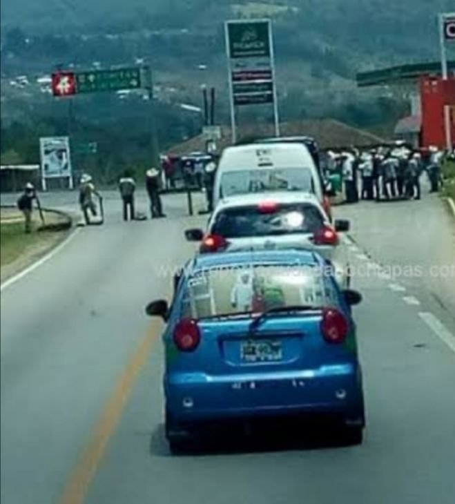 Habitantes de Villas las Rosas realizan bloqueo en el Carmelito