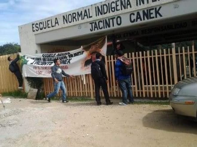 Pobladores de Zinacant&aacute;n ponen un alto a los normalistas de la Jacinto Canek