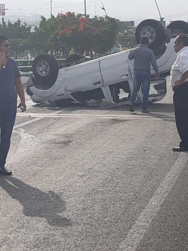 Volca camioneta con 11 niños en la gondula