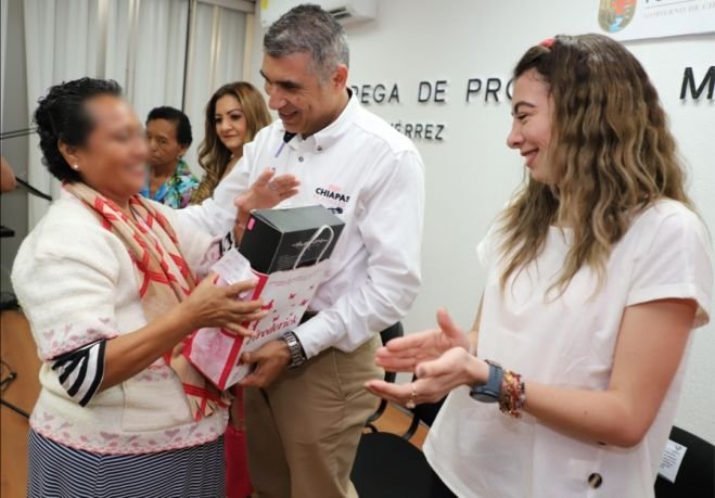 Beneficencia P&uacute;blica apoya a mujeres en su lucha contra el c&aacute;ncer   Entregaron 23 pr&oacute;tesis de mama externa y brasieres especiales 