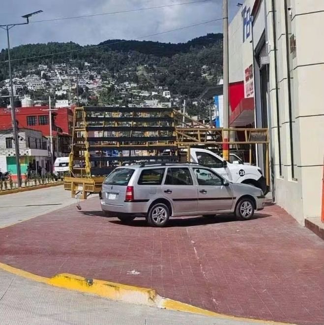 Banquetas reci&eacute;n construidas son usadas como estacionamiento en zona norte