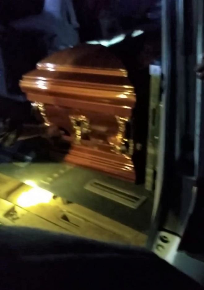 RETIENEN CARROSA FÚNEBRE CON TODO Y MUERTO EN NAVENCHAUC