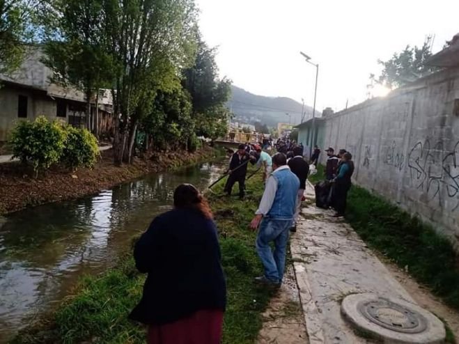 Colonos realizan campaña de limpieza en calles y arroyo