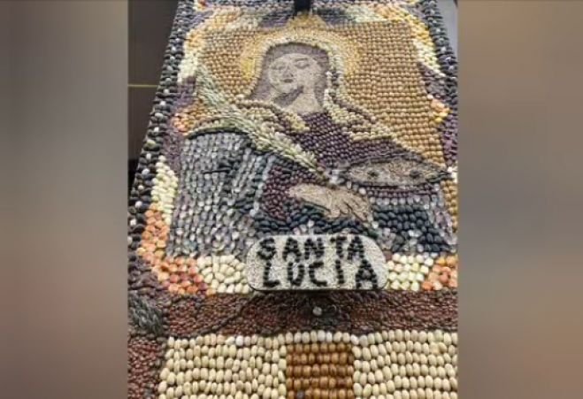 Arco artesanal de semillas engalana el templo de San Agustín en Teopisca