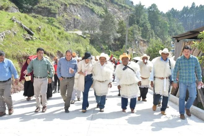 La administración municipal, que encabeza nuestro Presidente Municipal, continúa trabajando con obras públicas, y con esto avanzando para mejorar la calidad de vida de sus habitantes y en el desarrollo del municipio.
