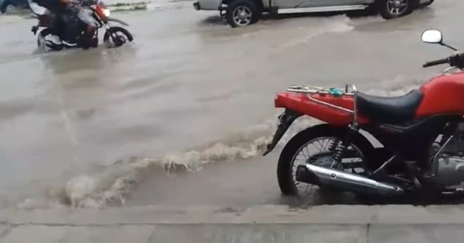 Fuertes lluvias colapsan drenajes, inundan calles y dejan veh&iacute;culos varados 