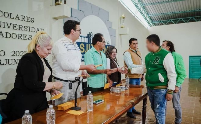 Entrega Ayuntamiento de San Cristóbal becas a hijos de trabajadores del SUTRAM