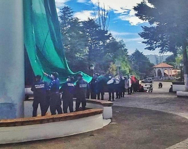 IZAN BANDERA EN SEÑAL DE LUTO NACIONAL POR LAS VÍCTIMAS DEL CORONAVIRUS