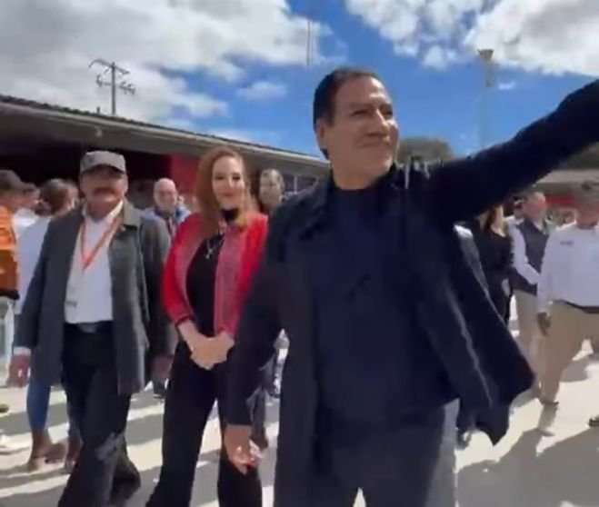 Eduardo Ramírez entrega becas Rosario Castellanos para la alfabetización en San Cristóbal