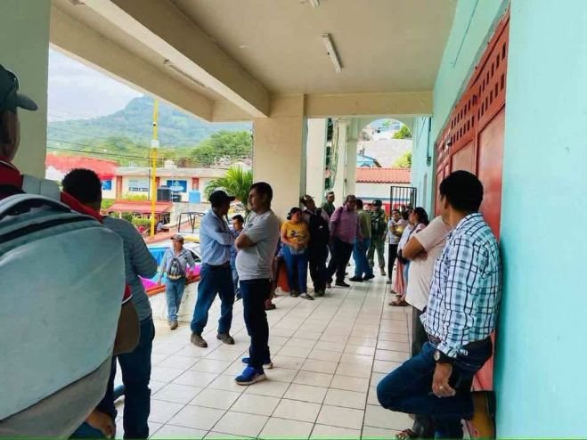 Habitantes bloquean Presidencia Municipal de Copainal&aacute;