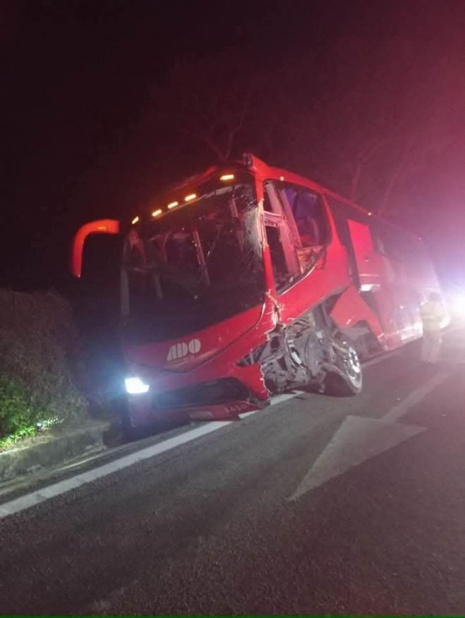Autobús de pasajeros se sale de la carretera en la costa de Chiapas; no hay lesionados