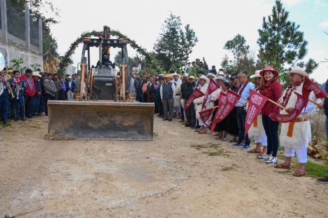 Fabiola Ricci inicia segunda etapa de pavimentación del periférico de Predio Santiago