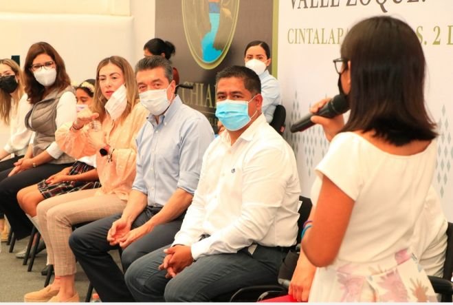 Rutilio Escand&oacute;n entrega ayudas t&eacute;cnicas, lentes y &uacute;tiles escolares a habitantes de Regi&oacute;n Valles Zoque