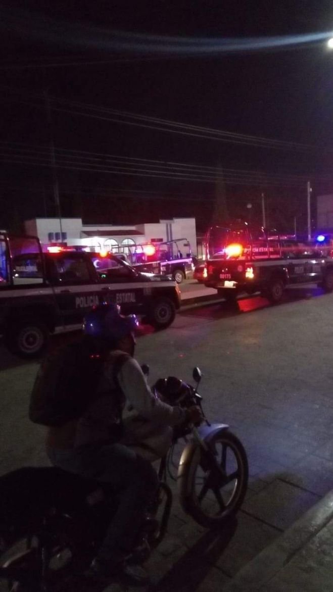 Uniformados detienen a sujetos por ocasionar disturbios en la Fiscalía de San Cristóbal de Las Casas 