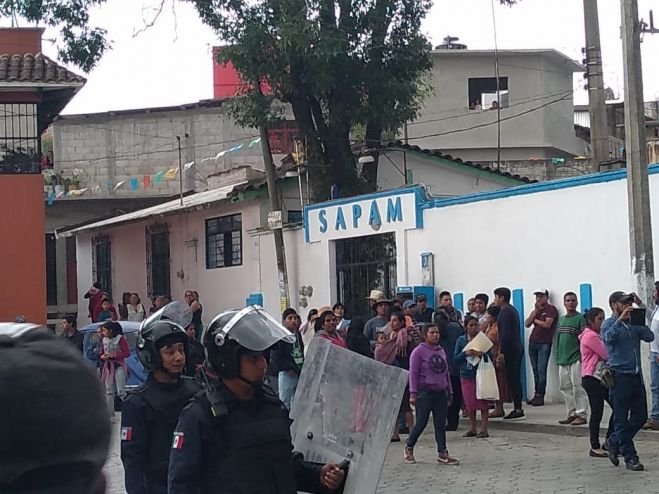 Inconformes toman instalaciones del Sapam y retienen a dos funcionarios