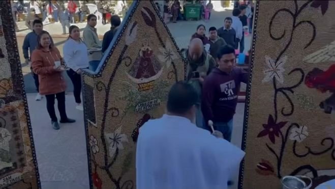 Colocan arco elaborado con semillas en el templo de San Agust&iacute;n 