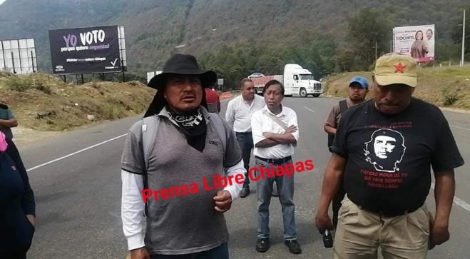 Maestros del NEI bloquean la carretera de cuota SCLC-Tuxtla