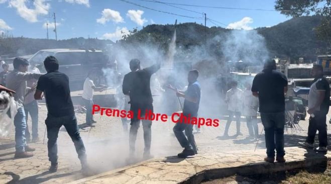 Con bombas y cohetes anuncian la fiesta de la virgen de Guadalupe