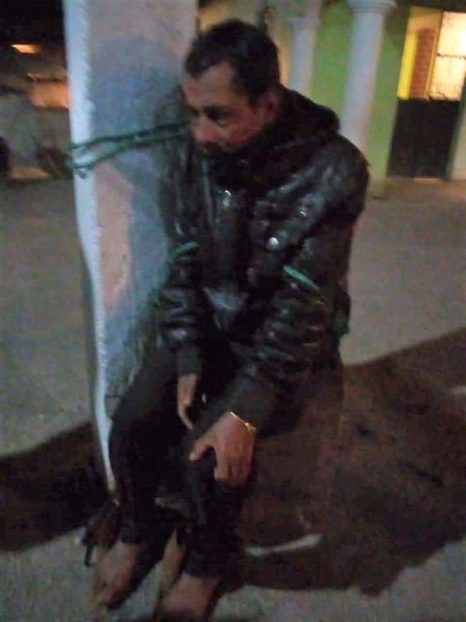 Lo amarran con cadenas y grilletes por haber renunciado al PRI en Zinacant&aacute;n