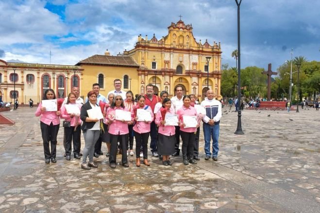 Clausuran programa de alfabetización para trabajadoras del área de Limpia Municipal en San Cristóbal