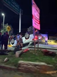 Vuelca veh&iacute;culo en el crucero San Pablo
