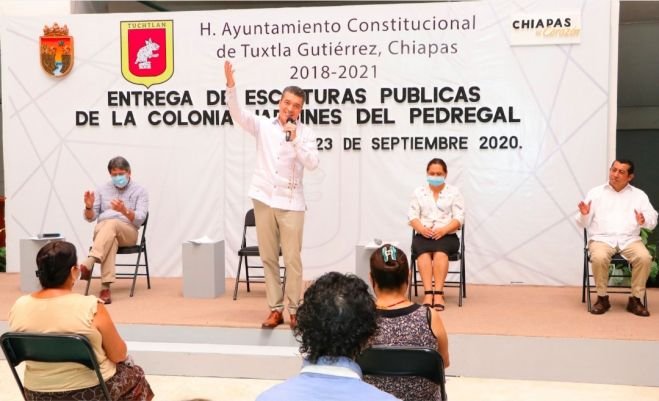 Con entrega de escrituras, en Chiapas se garantiza justicia social y bien com&uacute;n: Rutilio Escand&oacute;n