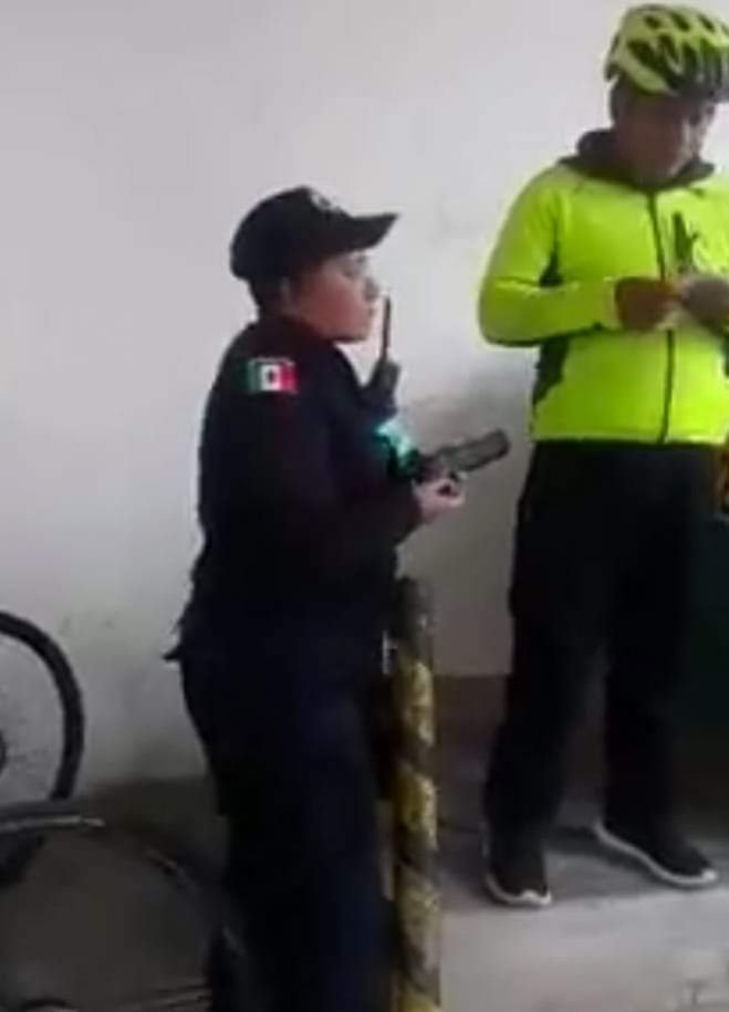 Despiden a la polic&iacute;a que fue acusada de robarle a una joven en el cajero