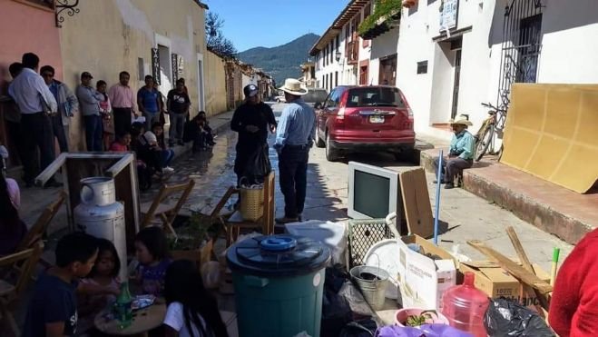 Desalojan a desplazados de Huixt&aacute;n y SC de la vivienda que gobierno les pagaba