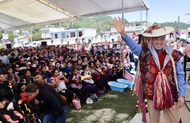 Beneficia Rutilio Escand&oacute;n a grupos vulnerables de municipios ind&iacute;genas