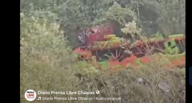ráiler cae al barranco en la de cuota San Cristóbal–Chiapa de Corzo